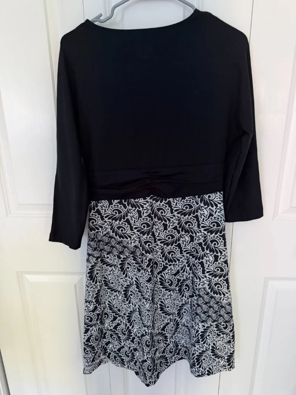 Title Nine Black White Floral Print Dress Size Medium 3/4 Slv. Twist V Neck Knee